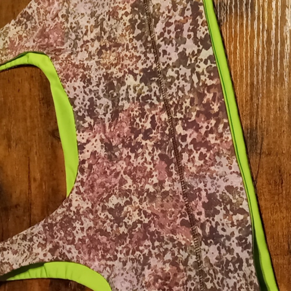 NWOT Fabletics Large Gorgeous neon Green Unpadded Wirefree Sports Bra - Picture 7 of 7